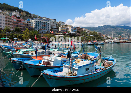 Fischerboote im Hafen von Alanya, Mittelmeerküste, Türkei Stockfoto