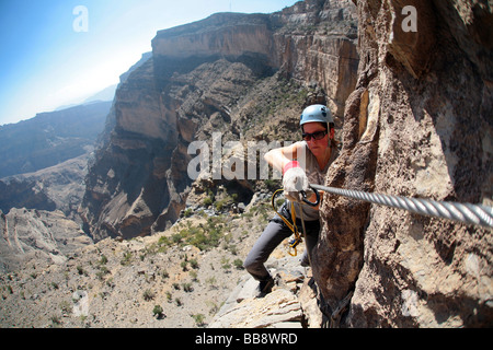 Klettern "Omans Grand Canyon" via Ferrata Route zum Gipfel-Plateau des Jebel Shams in Oman Stockfoto