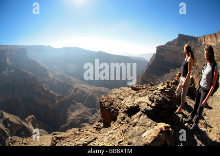 Genießen den Blick über Jebel Shams in Oman Stockfoto