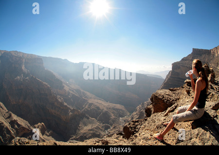 Frau, genießen den Blick über Jebel Shams in Oman Stockfoto
