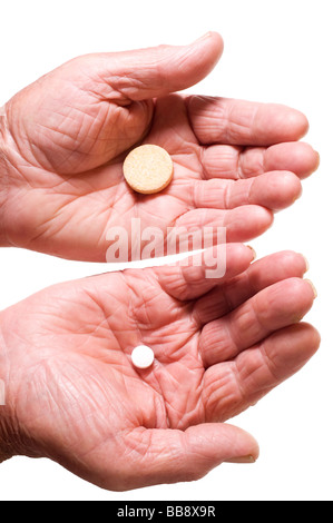 Leitenden Händen mit Haufen von Tabletten Stockfoto