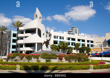 Delphin-Skulptur außerhalb das Aquarium of the Pacific in Long Beach Kalifornien USA Stockfoto