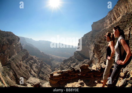 Genießen den Blick über Jebel Shams in Oman Stockfoto