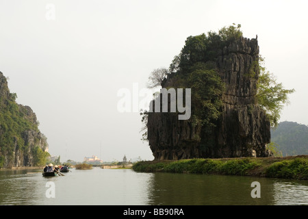 Ruderboote am Fluss und in den Höhlen am Fluss Ngo Dong bei Tam Coc in der Nähe von Ninh Binh Vietnam Stockfoto