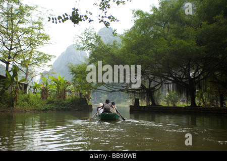 Ruderboote am Fluss und in den Höhlen am Fluss Ngo Dong bei Tam Coc in der Nähe von Ninh Binh Vietnam Stockfoto