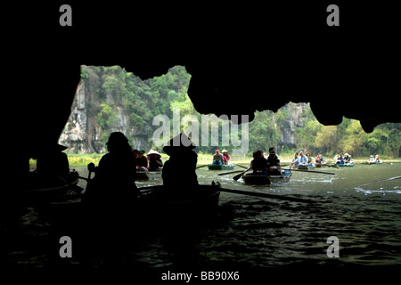 Ruderboote am Fluss und in den Höhlen am Fluss Ngo Dong bei Tam Coc in der Nähe von Ninh Binh Vietnam Stockfoto