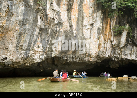 Ruderboote am Fluss und in den Höhlen am Fluss Ngo Dong bei Tam Coc in der Nähe von Ninh Binh Vietnam Stockfoto