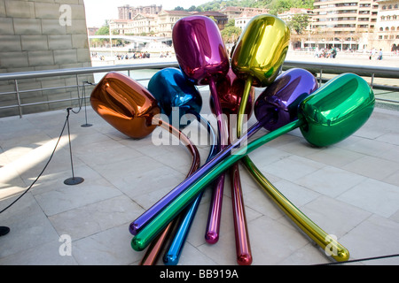 Ausstellung im Guggenheim Museum Bilbao Permanant Tulpen Stockfoto