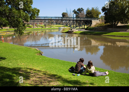 Studenten, die Entspannung durch River Torrens in Mittel-, Adelaide, South Australia, Australien Stockfoto