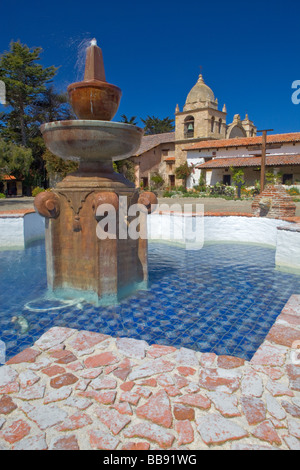 Monterey County, CA Hof Brunnen umrahmt den Kreuzgang Spaziergang und Turm der Carmel Mission Basilika (1797) Stockfoto