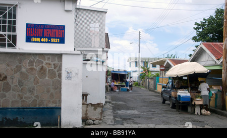 Straßenmarkt und Treasury-Abteilung unterzeichnen Charlestown Nevis Karibik-Insel Stockfoto