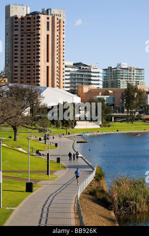 Blick entlang der Flussufer, das Adelaide Festival Centre Torrens.  Adelaide, South Australia, Australien Stockfoto