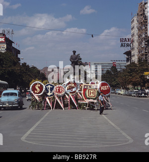 Statue von Atatürk mit Blumen Sieg Bayram Ankara Türkei 670830 033 Stockfoto