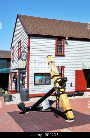 Bowens Wharf Einkaufsviertel in der Innenstadt von Newport Rhode Island mit Schiffe Anker und Geschäfte Stockfoto