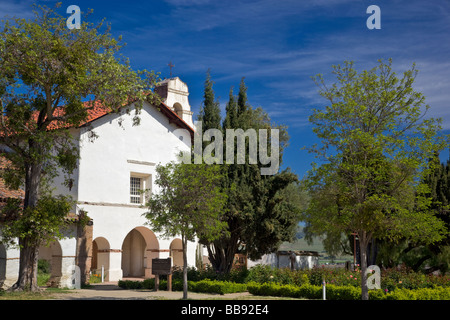 San Juan Bautista CA alte Mission San Juan Bautista 1797 Fassade und Bell Frontturm mit Garten im Vordergrund Stockfoto