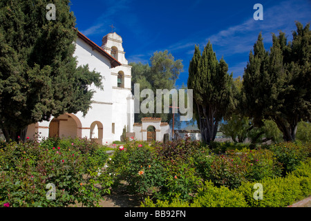 San Juan Bautista CA alte Mission San Juan Bautista 1797 Fassade und Bell Frontturm mit Garten im Vordergrund Stockfoto