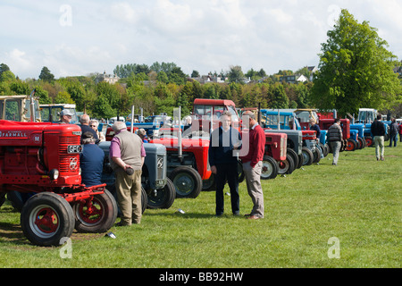 Grenzen Vintage Tractor Show 2009 Union Showground Kelso Schottland Line-up von Traktoren Stockfoto