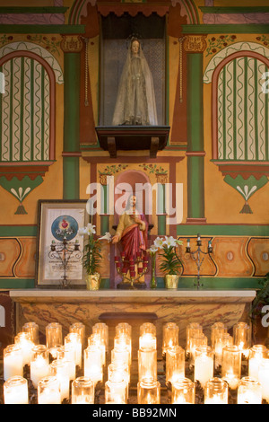 San Juan Bautista CA alte Mission San Juan Bautista 1797 Innenraum Detail mit Statue von Jesus und devotional Kerzen Stockfoto