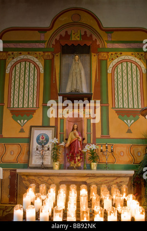 San Juan Bautista CA alte Mission San Juan Bautista 1797 Innenraum Detail mit Statue von Jesus und devotional Kerzen Stockfoto