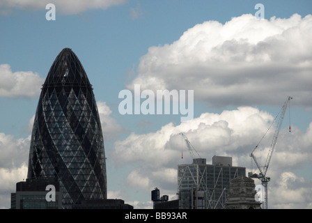 London City Skyline einschließlich der legendären "Gherkin" Gebäude (30 St Mary Axe). Stockfoto