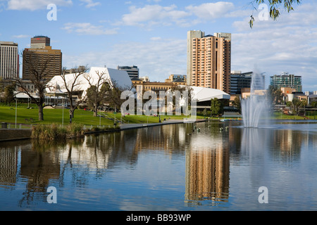 Blick über den Fluss der Torrens nach Adelaide Festival Centre.  Adelaide, South Australia, Australien Stockfoto