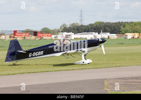 Avions Mundry CAP 232 G-OGBR Rollen nach der Landung am Breighton Flugplatz Stockfoto