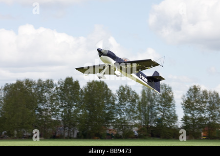 Avions Mundry CAP 232 G-OGBR im Flug Klettern steil nach dem Start am Breighton Flugplatz Stockfoto