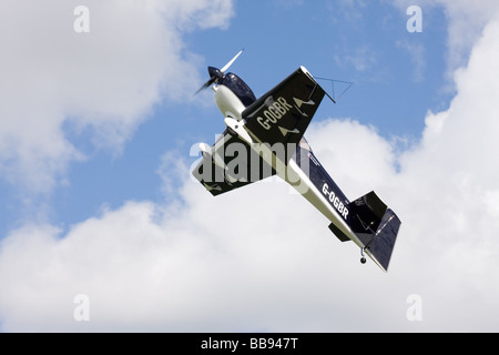 Avions Mundry CAP 232 G-OGBR im Flug Klettern steil nach dem Start am Breighton Flugplatz Stockfoto