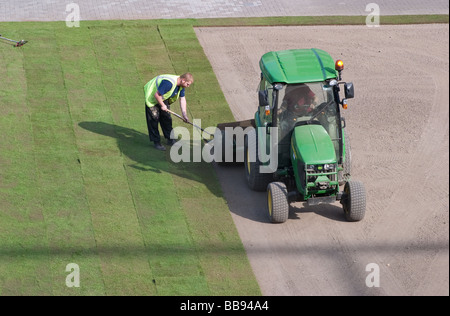 Auftragnehmer, die Verlegung von Kunstrasen Stockfoto