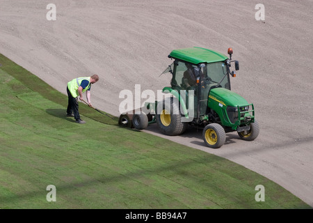 Auftragnehmer, die Verlegung von Kunstrasen Stockfoto