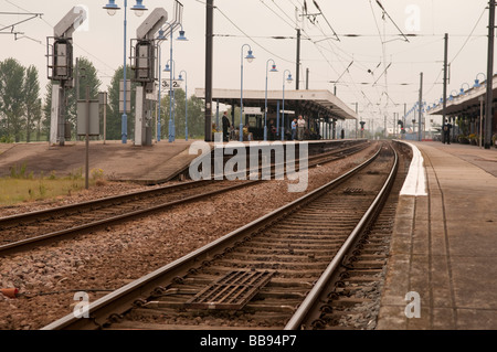 Die Annäherung an Ely Bahnhof ohne Zug Stockfoto