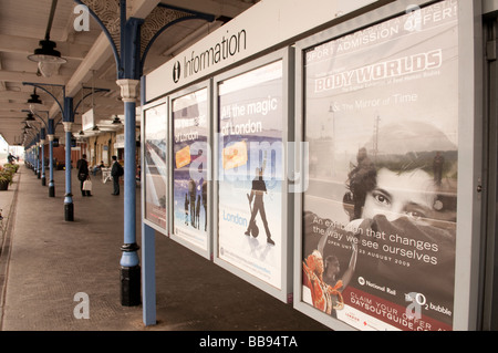 Plakate auf dem Zusammentreffen am Bahnhof Ely im Vereinigten Königreich im Schutz der obenliegenden Baldachin Stockfoto