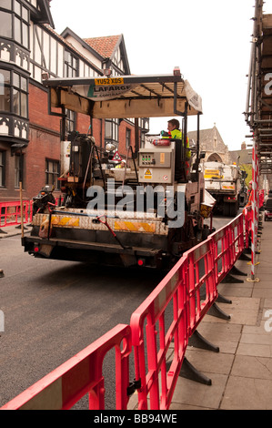 Asphalt Maschine mit neuen Asphalt auf einer Straße in Norwich Stockfoto