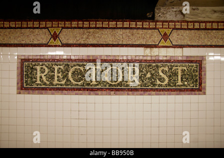 Ein Mosaik Zeichen innerhalb der u-Bahnstation Rector Street in New York City. Stockfoto