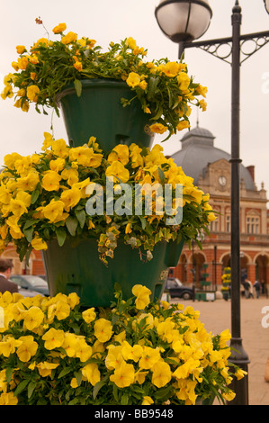 eine Anordnung von Blumen am Eingang zum Norwich Bahnhof Stockfoto