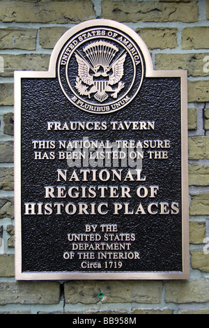 Gedenktafel außerhalb der Fraunces Tavern, das Washington verlassen New York am Ende des Unabhängigkeitskrieges erinnert. Stockfoto