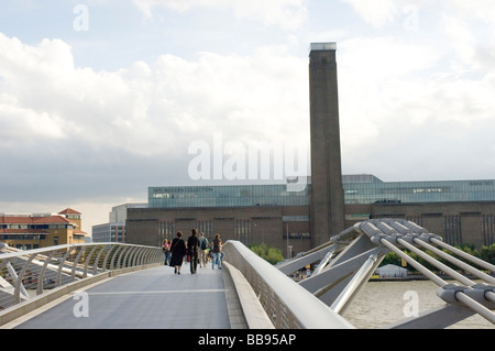 Millenium Fußgängerbrücke über die Themse in London mit der Tatemodern Art Gallery im Hintergrund Stockfoto