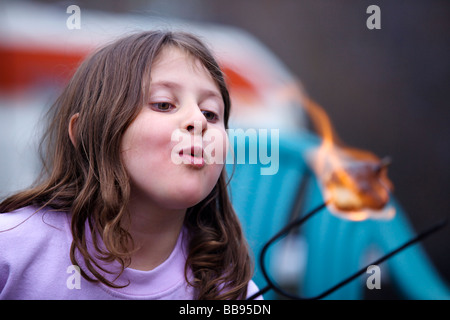 Junges Mädchen Rösten Eibisch auf dem Campingplatz Stockfoto