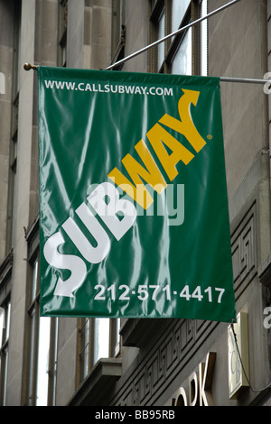 Eine allgemeine Werbung Banner hängen vor einem Subway Sandwich-Food-Restaurant in New York. Stockfoto