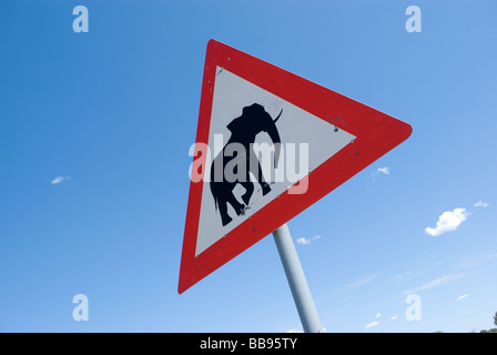 Eine Gefahr Verkehrszeichen Warnung des Elefanten überqueren im Caprivi, Namibia. Stockfoto