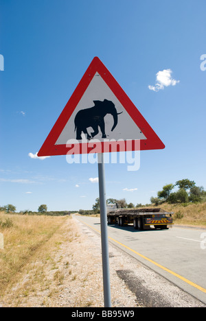 Eine Gefahr Verkehrszeichen Warnung des Elefanten überqueren der Hauptstraße Caprivi in Namibia. Stockfoto