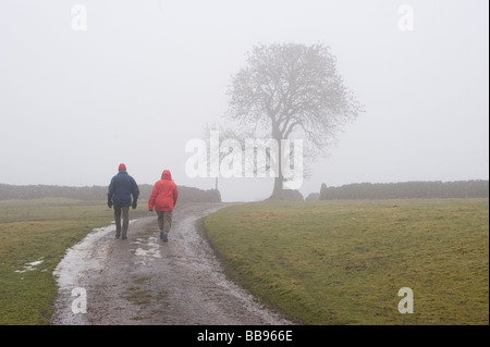 Passanten in der Peak District Landschaft an einem kalten und nebligen Wintertag im Peak District, Derbyshire Stockfoto