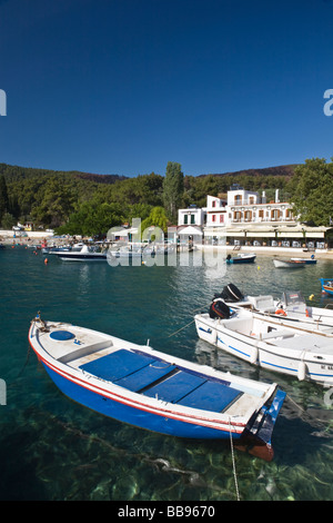 Boote bei Agnontas Bay Skopelos Insel griechischen Sporaden Griechenland Stockfoto