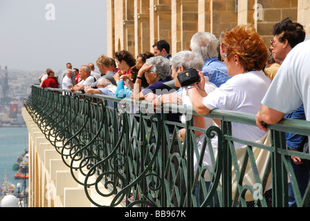 VALLETTA, MALTA. Eine große Gruppe von Menschen genießen Sie den Blick über den Grand Harbour von der Upper Barrakka Gardens. 2009. Stockfoto