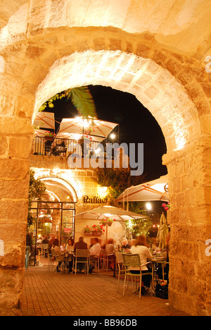 Malta. Abends Blick auf ein Restaurant am Wasser durch den Hafen von Spinola Bay in St. Julian's. 2009. Stockfoto