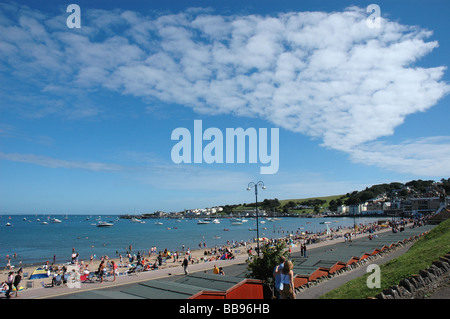 Sommer-Ansicht beliebten Urlaubsdestination Swanage Strand mit Blick über die Promenade und den berühmten Strand Hütten in Richtung Peveril Point Stockfoto