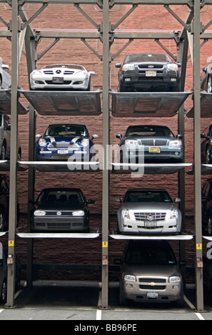 Ein Multi Level, gestapelten Auto Parksystem im Soho-Bereich von New York City. Stockfoto