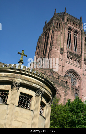 Vertikale Ansicht von William Huskisson Memorial und Tower Of Liverpool Anglican Cathedral, Merseyside, UK Stockfoto