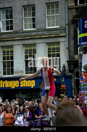 Straßenkünstler unterhält Publikum Edinburgh Fringe Festival Schottland UK Europe Stockfoto