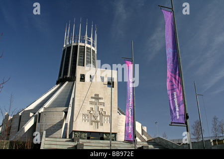 Hauptstadt der Kultur Flags außerhalb der Liverpool Metropolitan Cathedral of Christ the King, Merseyside, UK Stockfoto